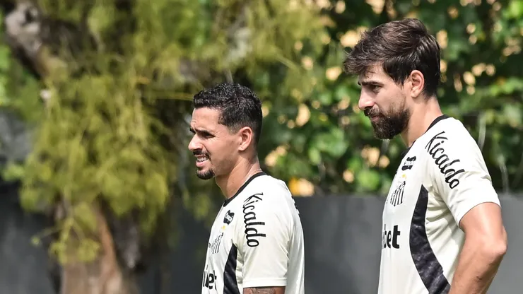 SP - SANTOS - 17/04/2026 - SANTOS, TREINO - Verissimo e Luan Peres jogadores do Santos durante treino no Centro de Treinamento CT Rei Pele. Foto: Jota Erre/AGIF