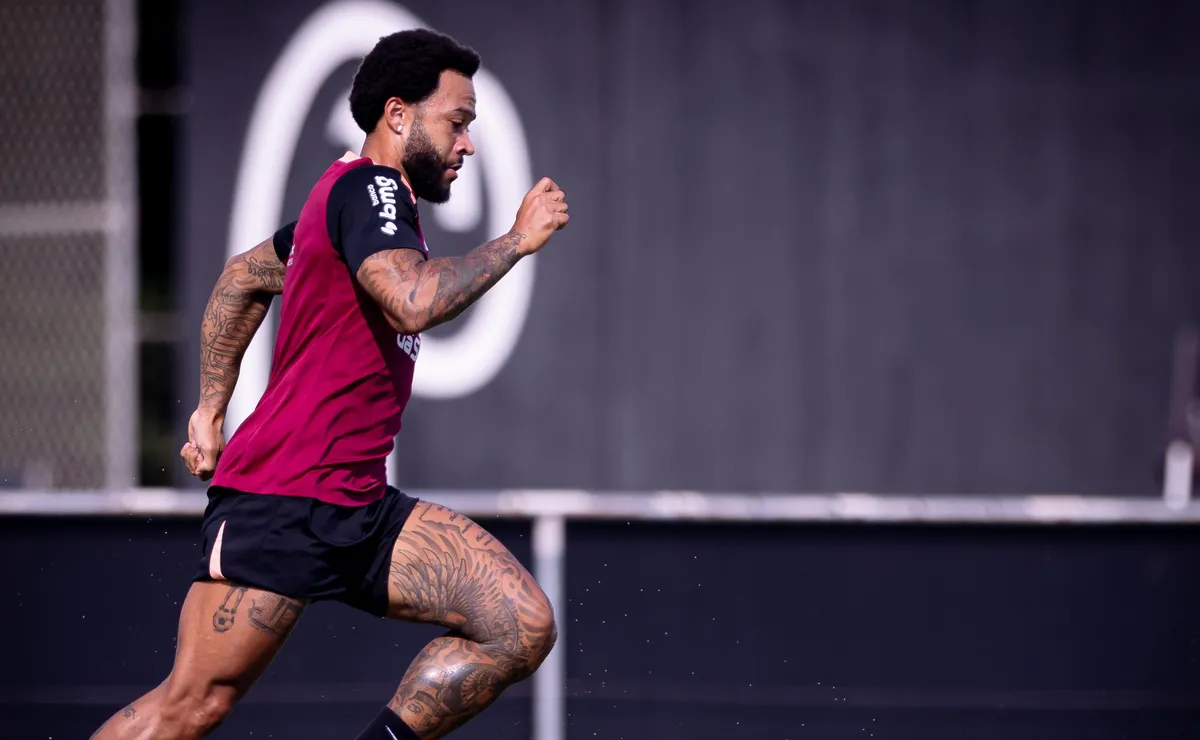 Memphis Depay deve começar no banco contra o São Paulo