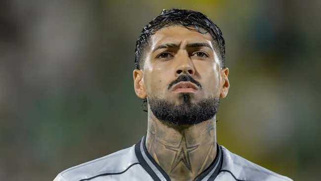 Mesmo negociado com o Palmeiras, Alexander Barboza ainda segue relacionado pelo Botafogo na Sul-Americana – Foto: Liamara Polli/AGIF