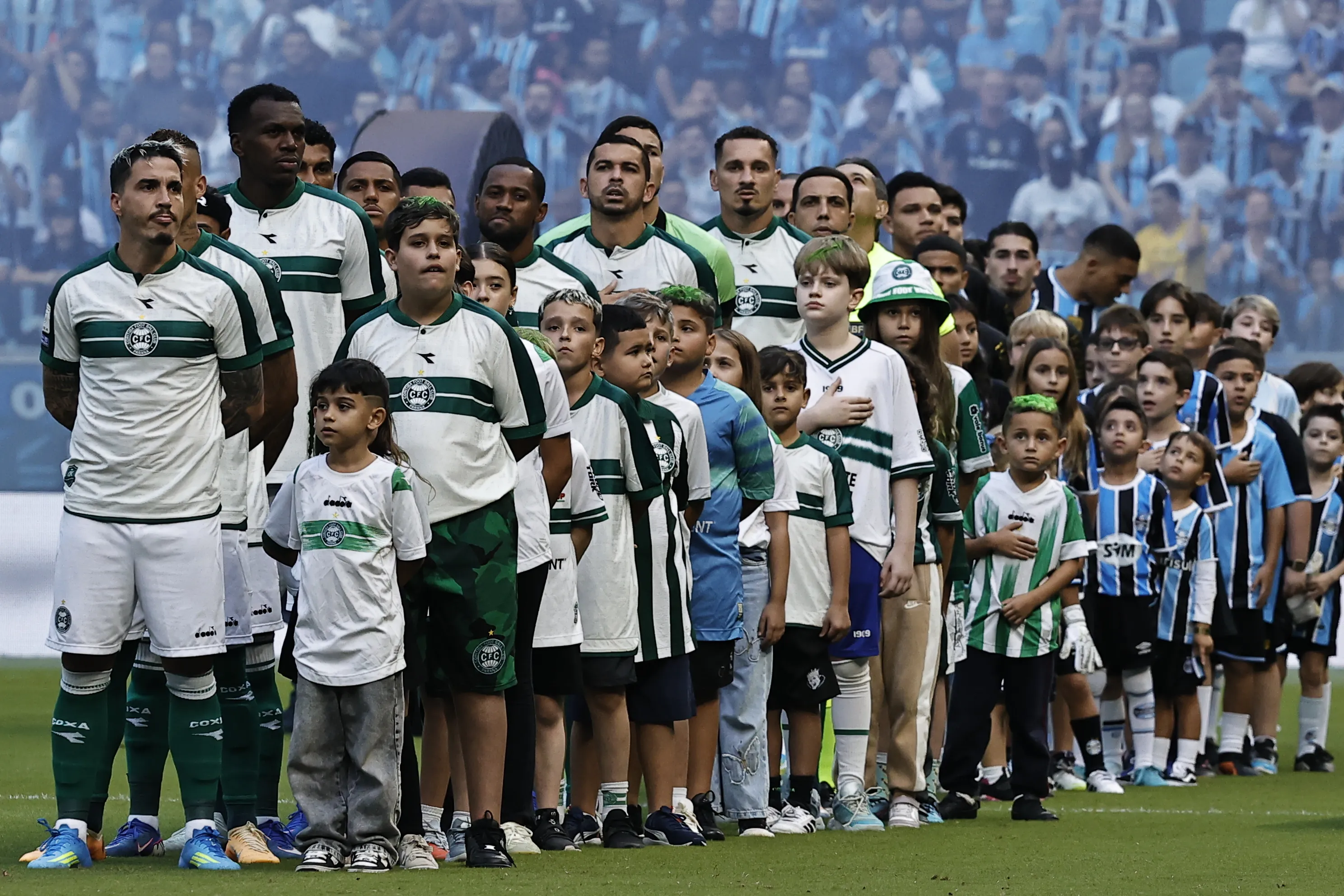 Vitória contra o Coritiba mantém o Grêmio invicto como mandante no Brasileirão – Foto: Roberto Vinicius/AGIF