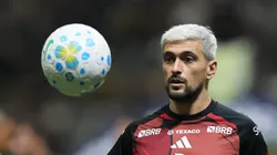 Arrascaeta durante aquecimento para jogo do Fla.