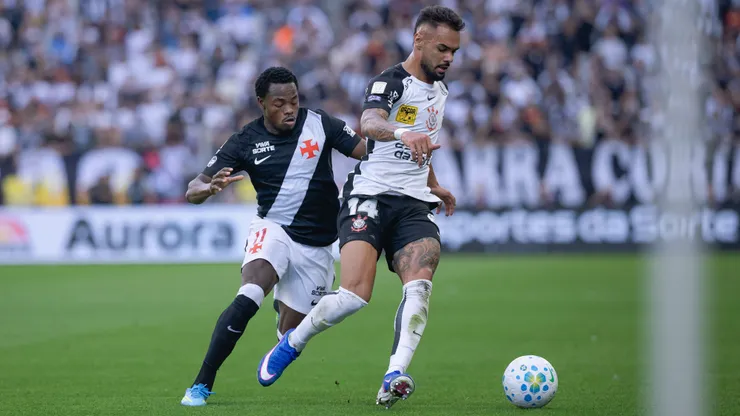 Raniele jogador do Corinthians disputa lance com Andres Gomez jogador do Vasco durante partida no estadio Arena Corinthians pelo campeonato Brasileiro A 2026. Foto: Ettore Chiereguini/AGIF