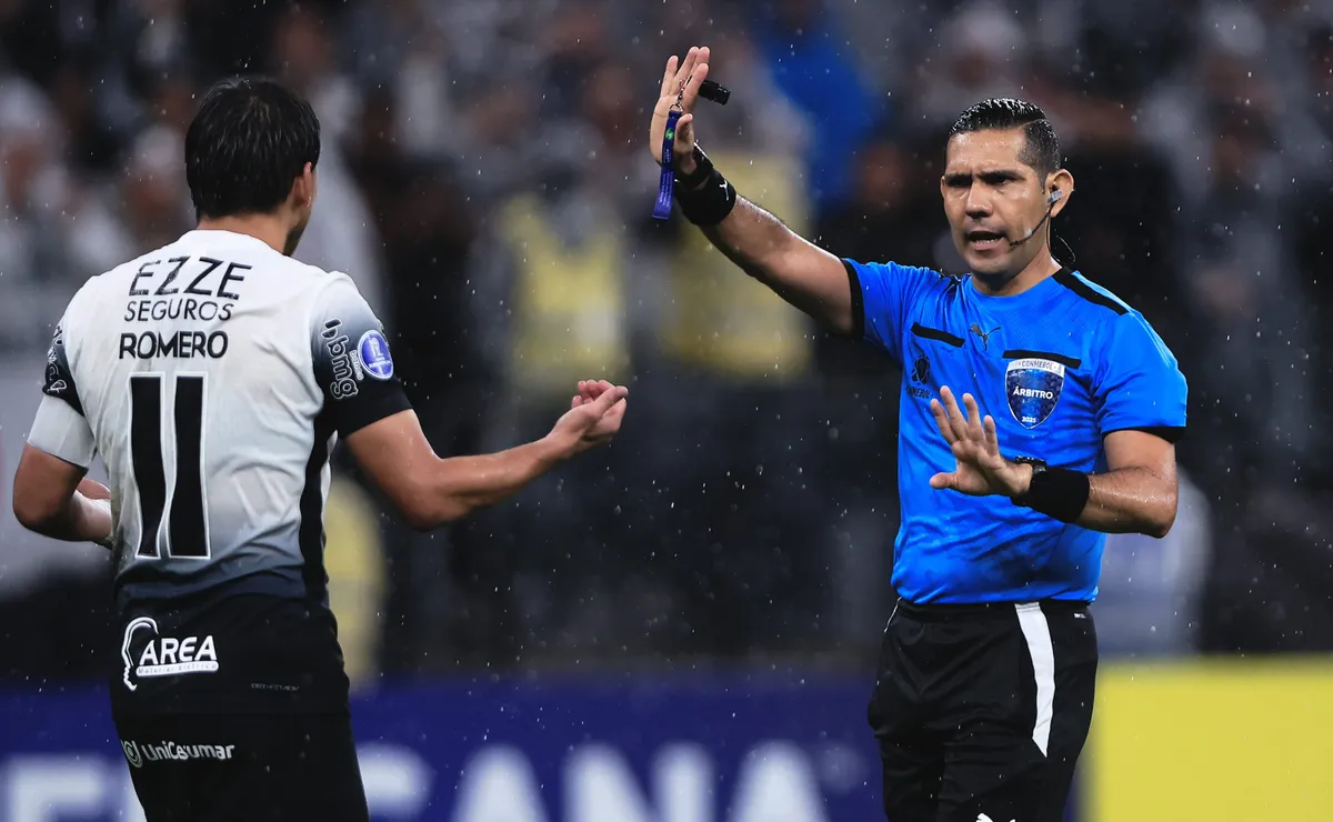 Guillermo Guerrero apita Palestino x Grêmio e histórico do árbitro chama atenção para duelo decisivo