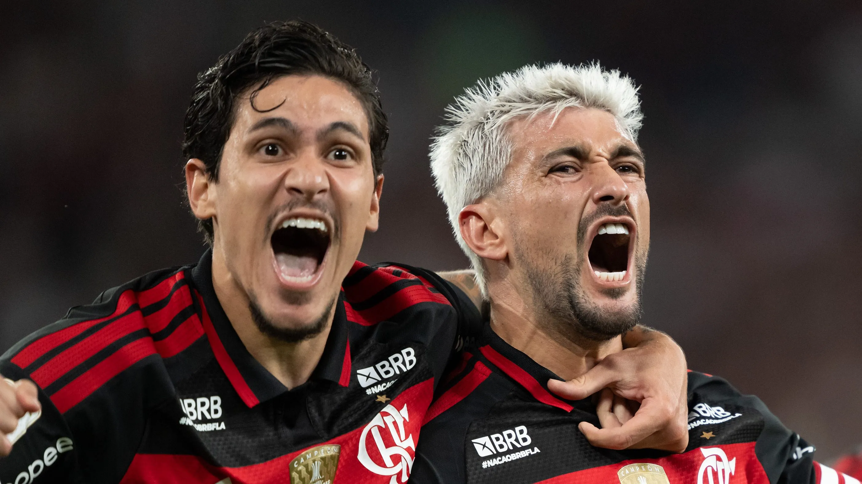 Foto: Jorge Rodrigues/AGIF – Arrasca comemorando gol pelo Flamengo ao lado de Pedro.
