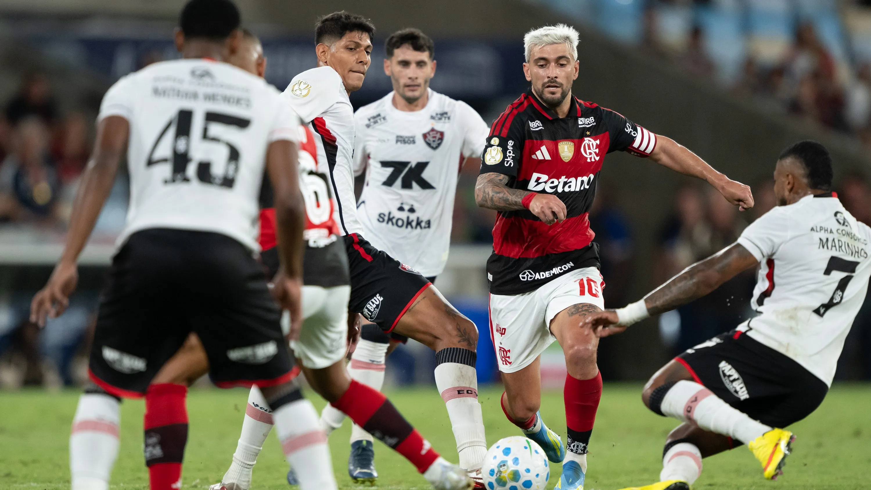 Vitória queria a expulsão de Arrascaeta - Foto: Jorge Rodrigues/AGIF.