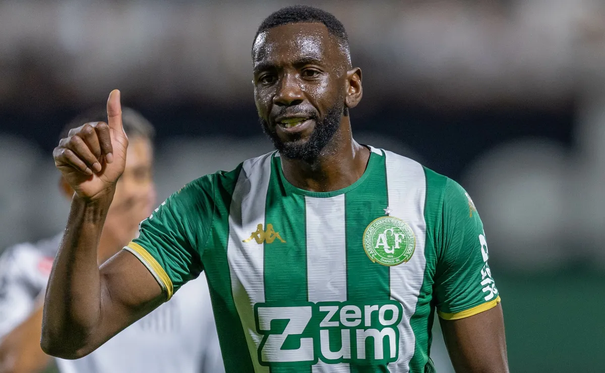 Bolasie, da Chapecoense, sai em defesa de Lautaro Díaz no Santos: “É preciso ritmo também”