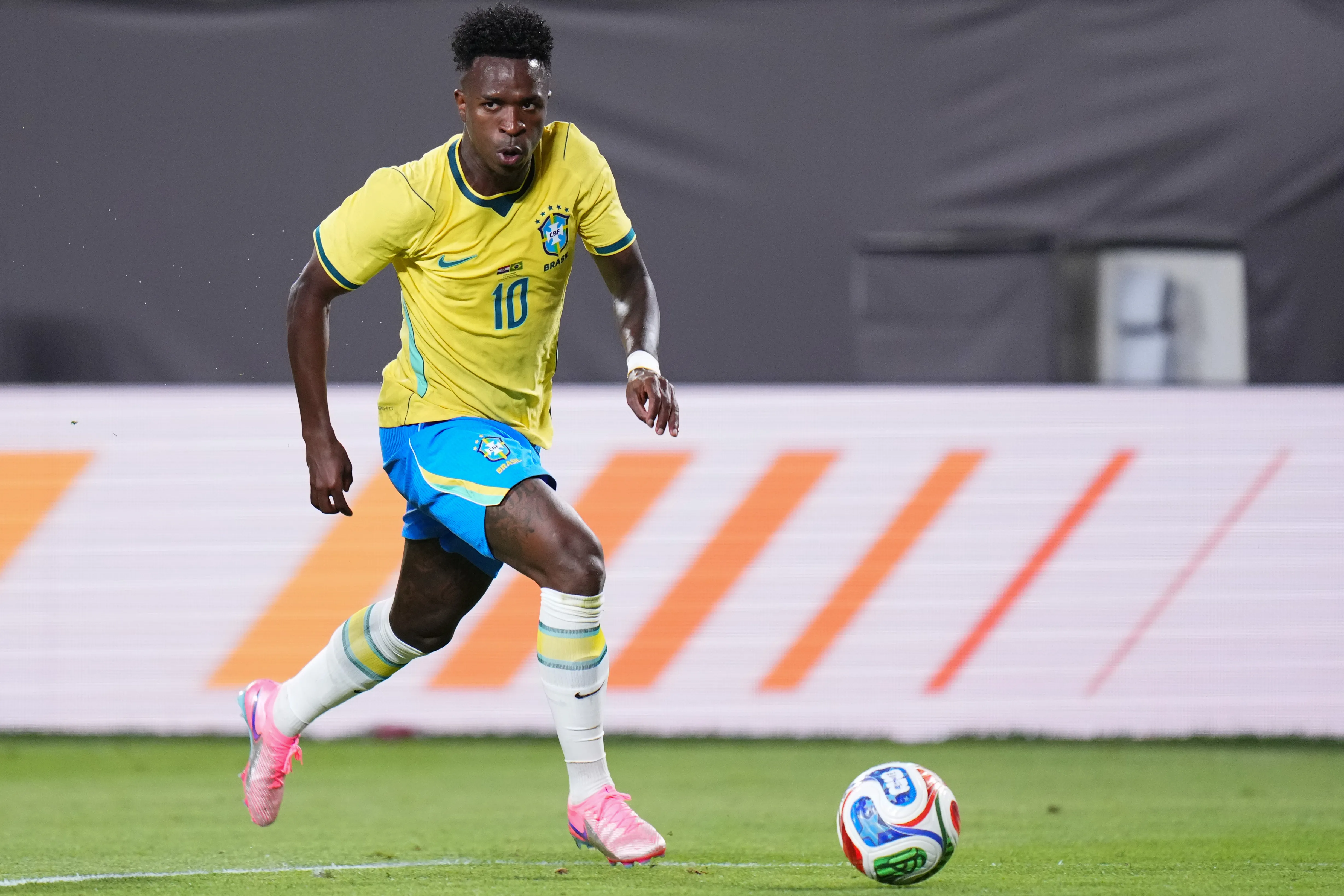 Vinicius Jr durante partida pela seleção brasileira. Foto: Rich Storry/Getty Images