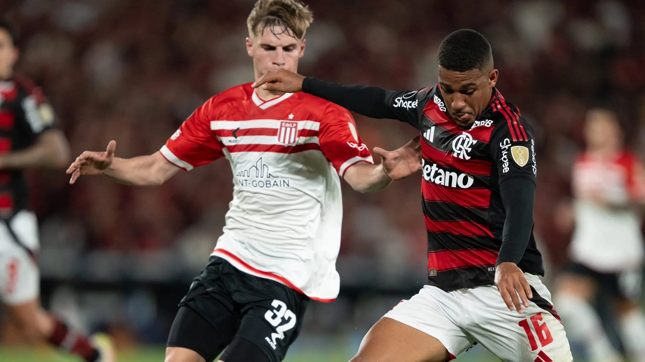 Samuel Lino jogador do Flamengo durante partida contra o Estudiantes no estadio Maracana pelo campeonato Copa Libertadores 2025. Foto: Jorge Rodrigues/AGIF