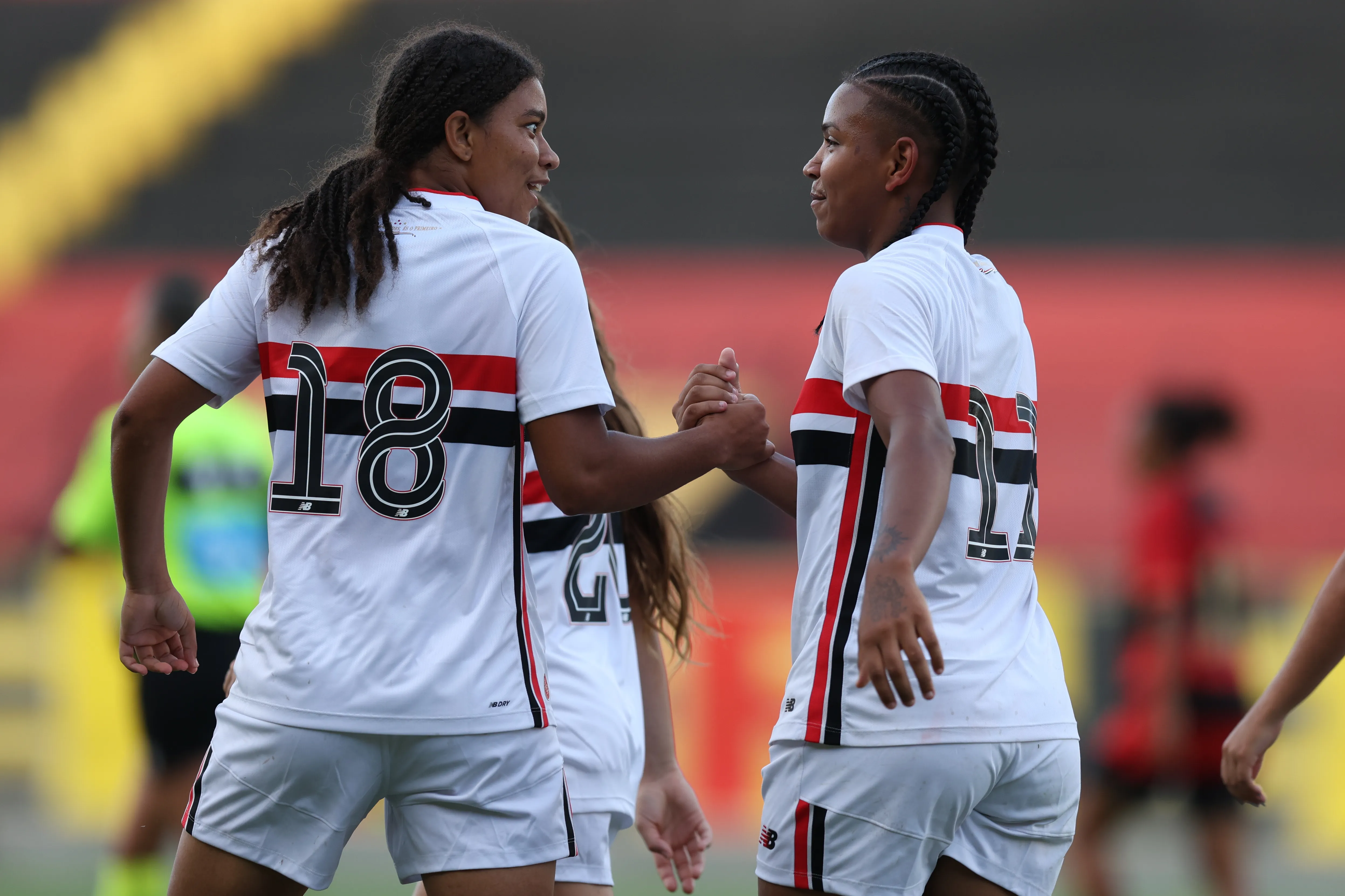 Jogadoras do São Paulo. Foto: Marlon Costa/AGIF