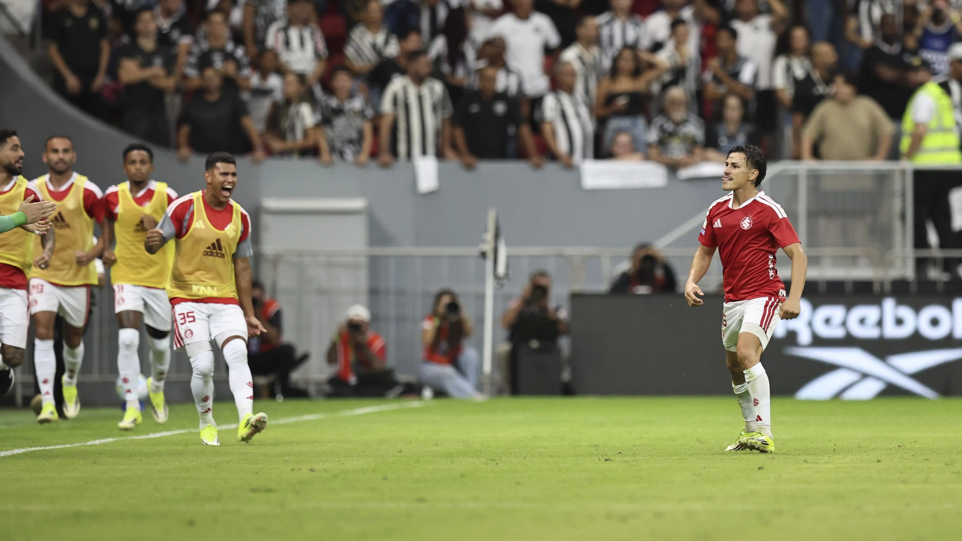 Alexandro Bernabei jogador do Internacional comemora seu gol durante partida contra o Botafogo no estadio Mane Garrincha pelo campeonato Brasileiro A 2026. Foto: Mateus Bonomi/AGIF
