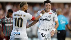 Neymar e Barreal comemoram gol do Santos sobre o Fluminense.