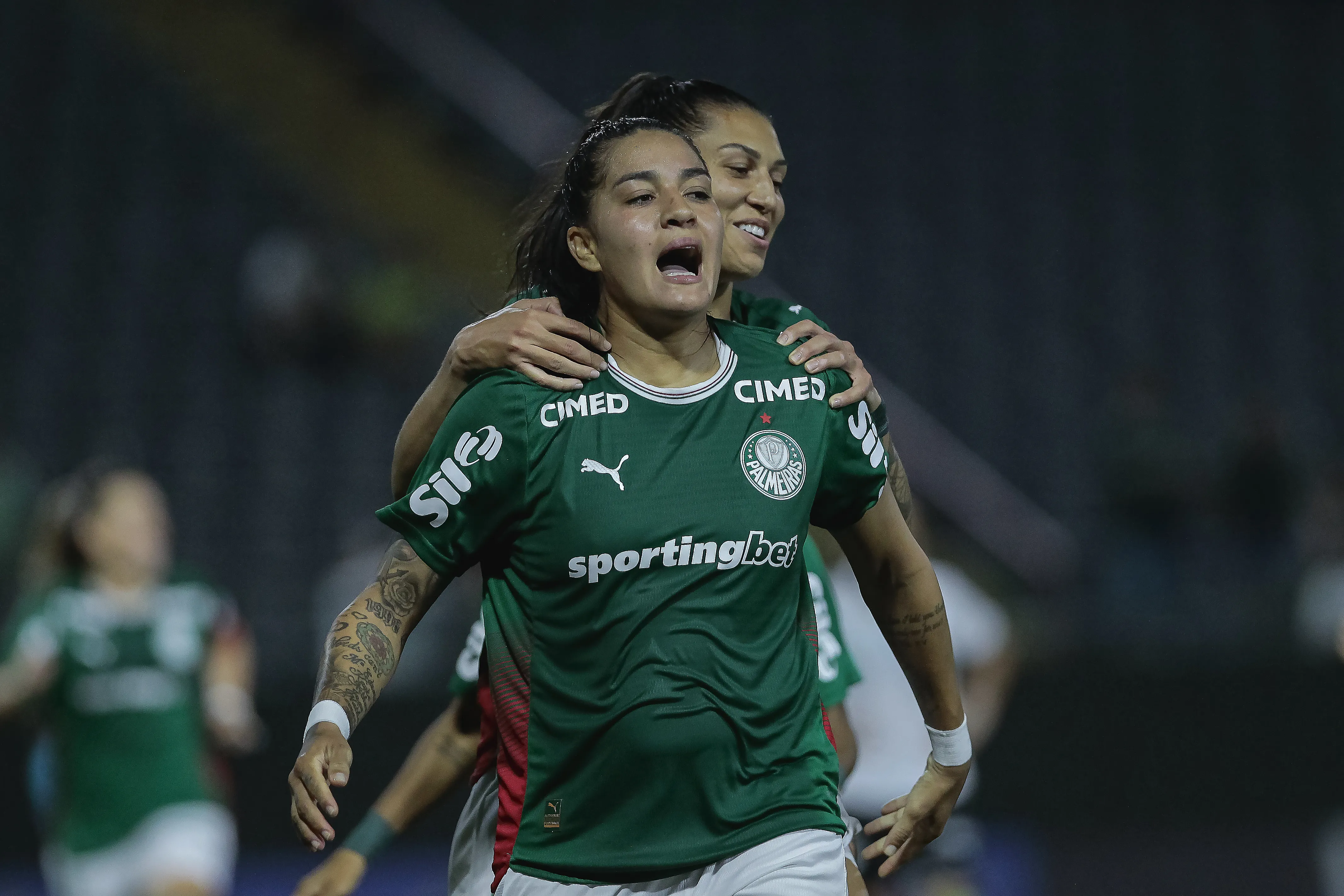 Brena comemorando gol pelo Palmeiras. Foto: Marco Miatelo/AGIF