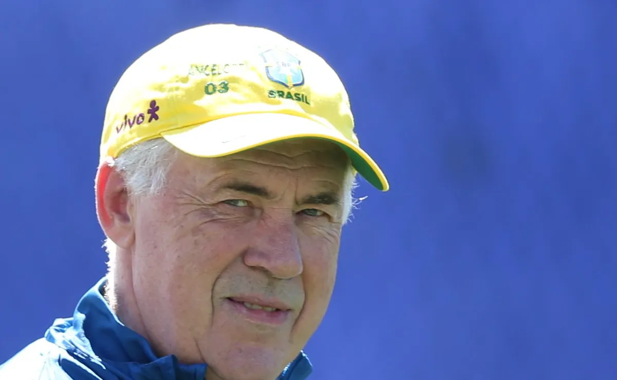 Torcedor aborda Ancelotti e pede convocação de Neymar à Seleção Brasileira; Técnico dá resposta positiva