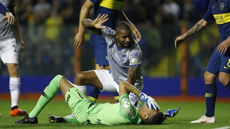 Lance de Dedé com o goleiro do Boca Jrs. (Photo by Demian Alday/Getty Images)