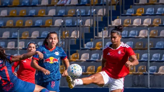 Atacante do Internacional, Sole Jaimes em campo contra o RB Bragantino