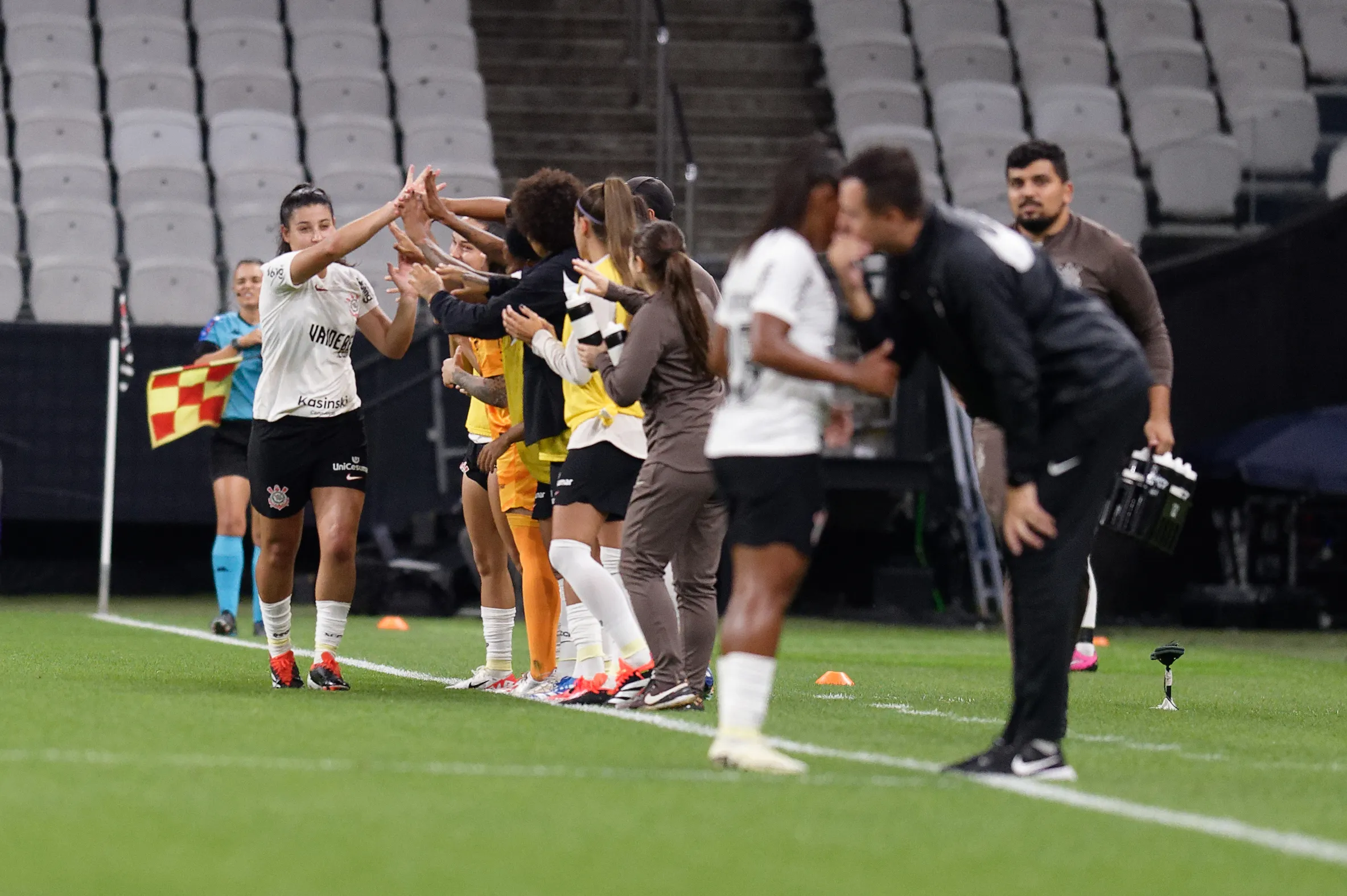 Duda Sampaio com as Brabas. Foto: Anderson Romão/AGIF