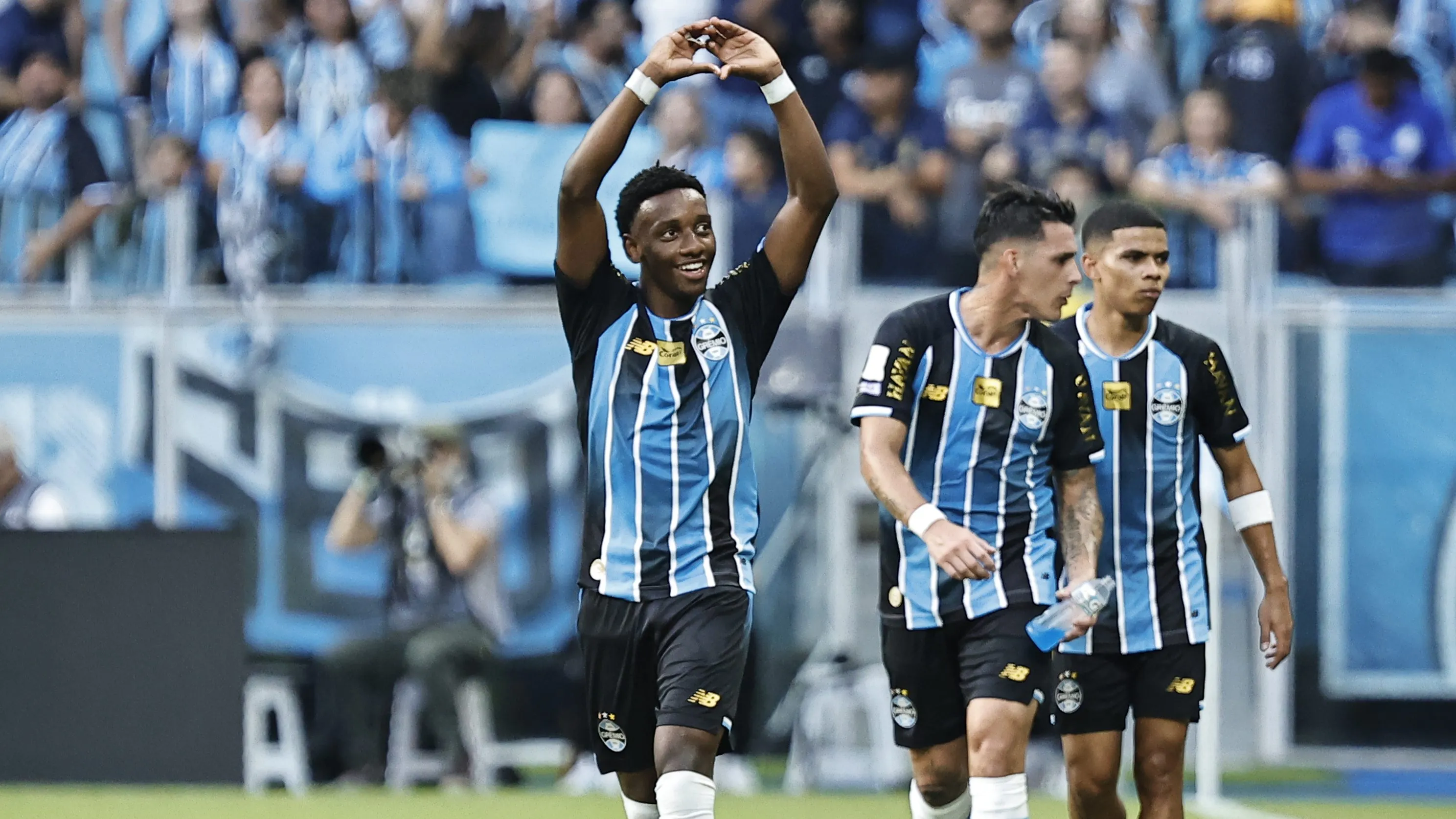 Gabriel Mec jogador do Gremio comemora seu gol durante partida contra o Coritiba no estadio Arena do Gremio pelo campeonato Brasileiro A 2026. Foto: Roberto Vinicius/AGIF