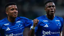 Arroyo e Neyser Villarreal comemoram o gol da vitória contra o Bragantino.