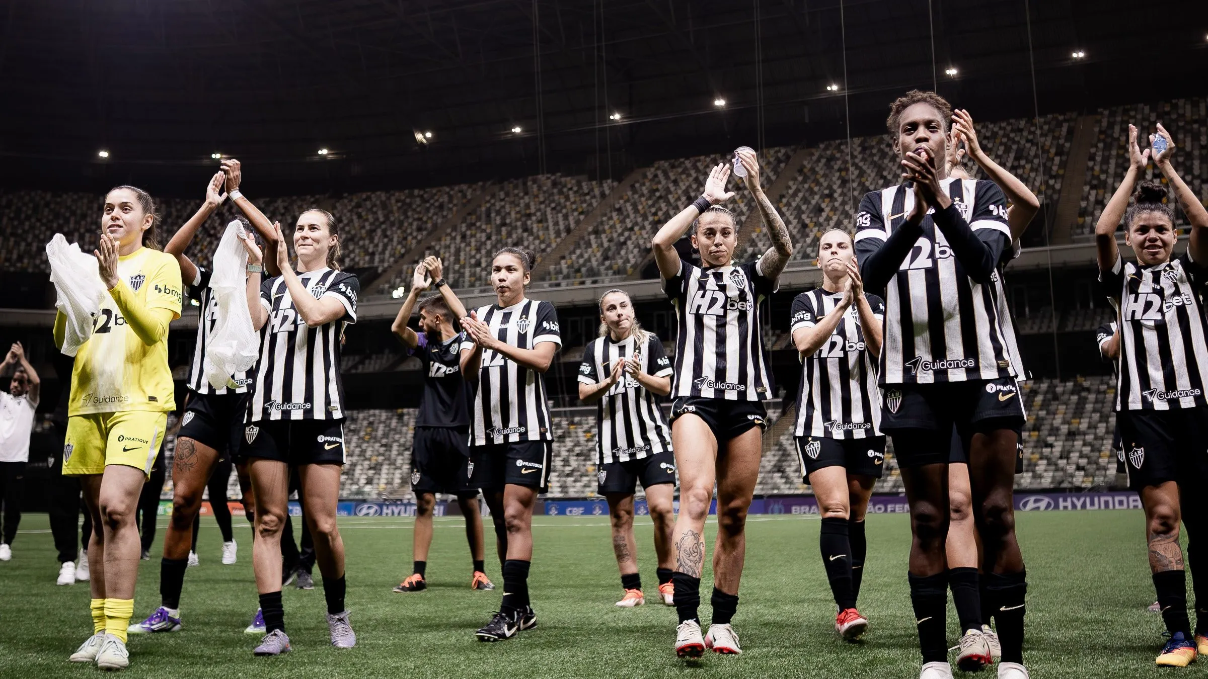 Jogadoras do Atlético-MG celebram vitória na Arena MRV