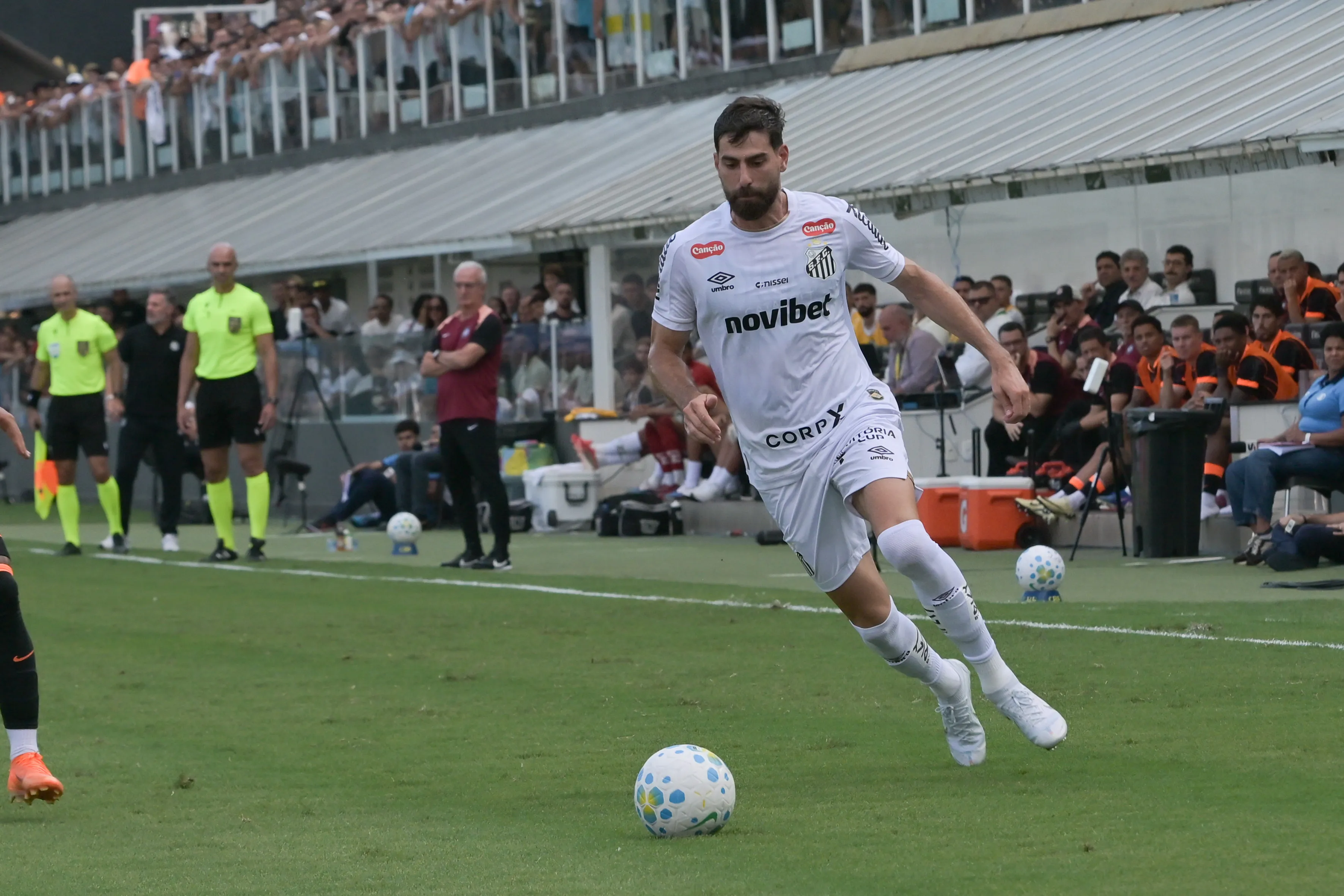 Luan Peres durante partida pelo Santos. Foto: Jota Erre/AGIF