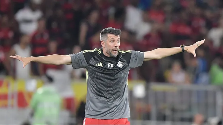 Paulo Pezzolano tecnico do Internacional durante partida contra o Flamengo no estadio Maracana pelo campeonato Brasileiro A 2026.