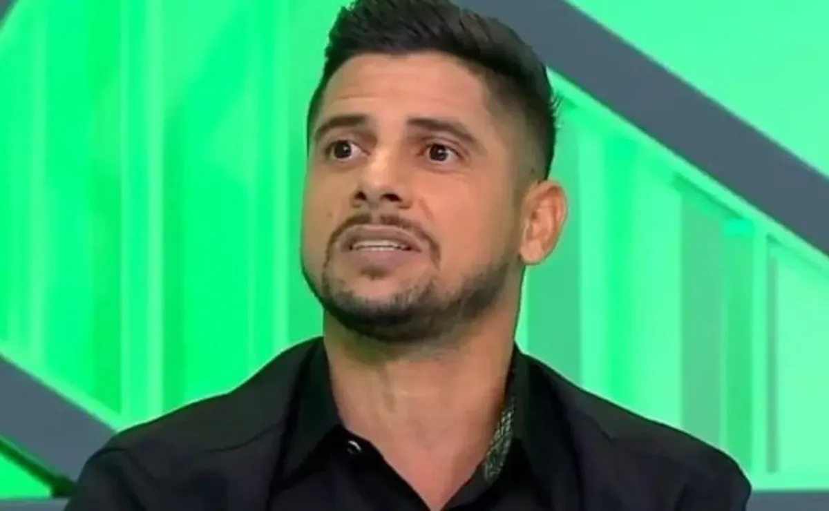 Cicinho prevê crise no Atlético-MG após polêmica com Hulk