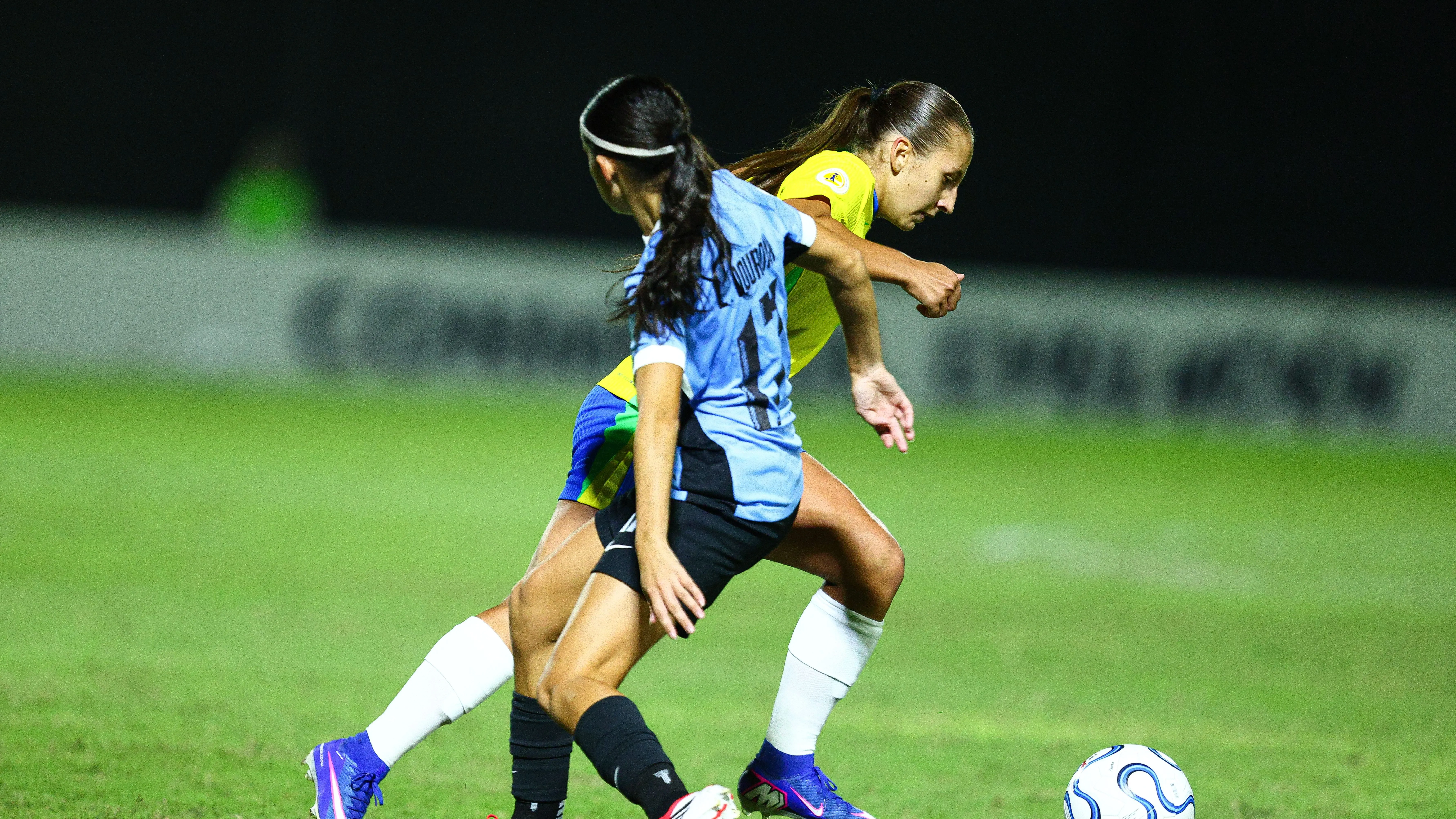 Jogadoras do Brasil e Uruguai em jogo do Sul-Americano Feminino Sub-17