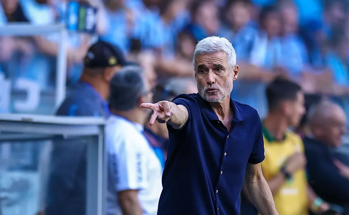 Luís Castro e Grêmio são denunciados no STJD após vitória sobre o Coritiba e podem sofrer punições