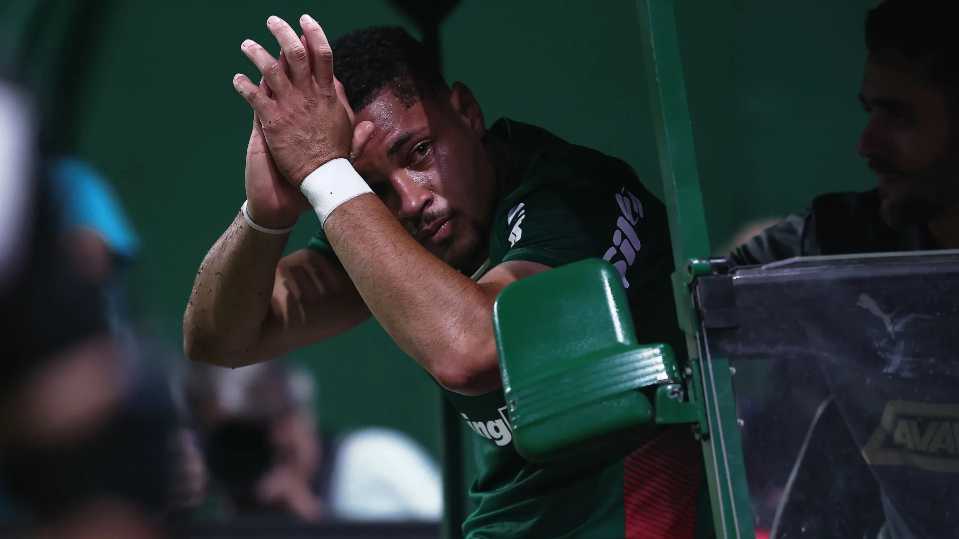 Vitor Roque lamentando a lesão sofrida – Foto: Ettore Chiereguini/AGIF