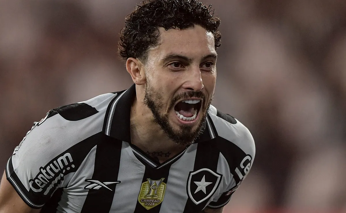 Grêmio barra Alex Telles após lateral sinalizar desejo de volta