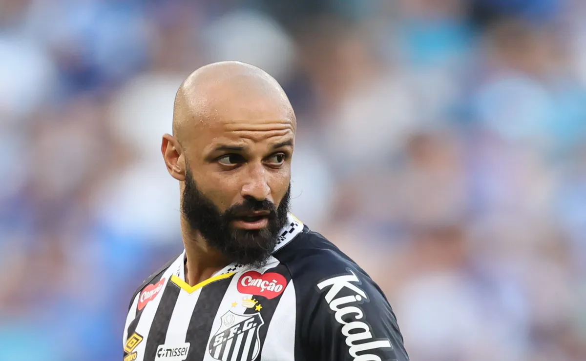 Santos busca contratação de camisa 9, mas Cuca barra saída de Thaciano e atacante é visto como útil