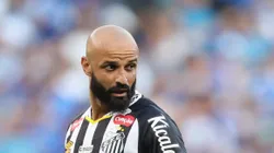 Thaciano durante jogo do Peixe contra o Cruzeiro, no Mineirão.