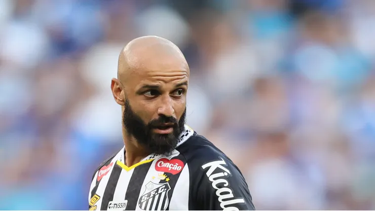 Thaciano durante jogo do Peixe contra o Cruzeiro, no Mineirão.
