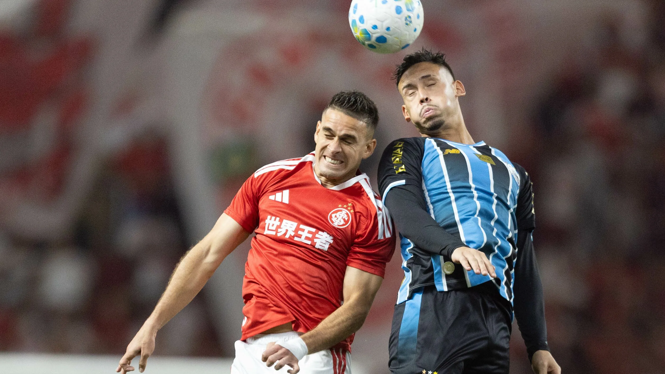 Noriega em ação levando a melhor na disputa de bola com o arquirrival – Foto: Liamara Polli/AGIF