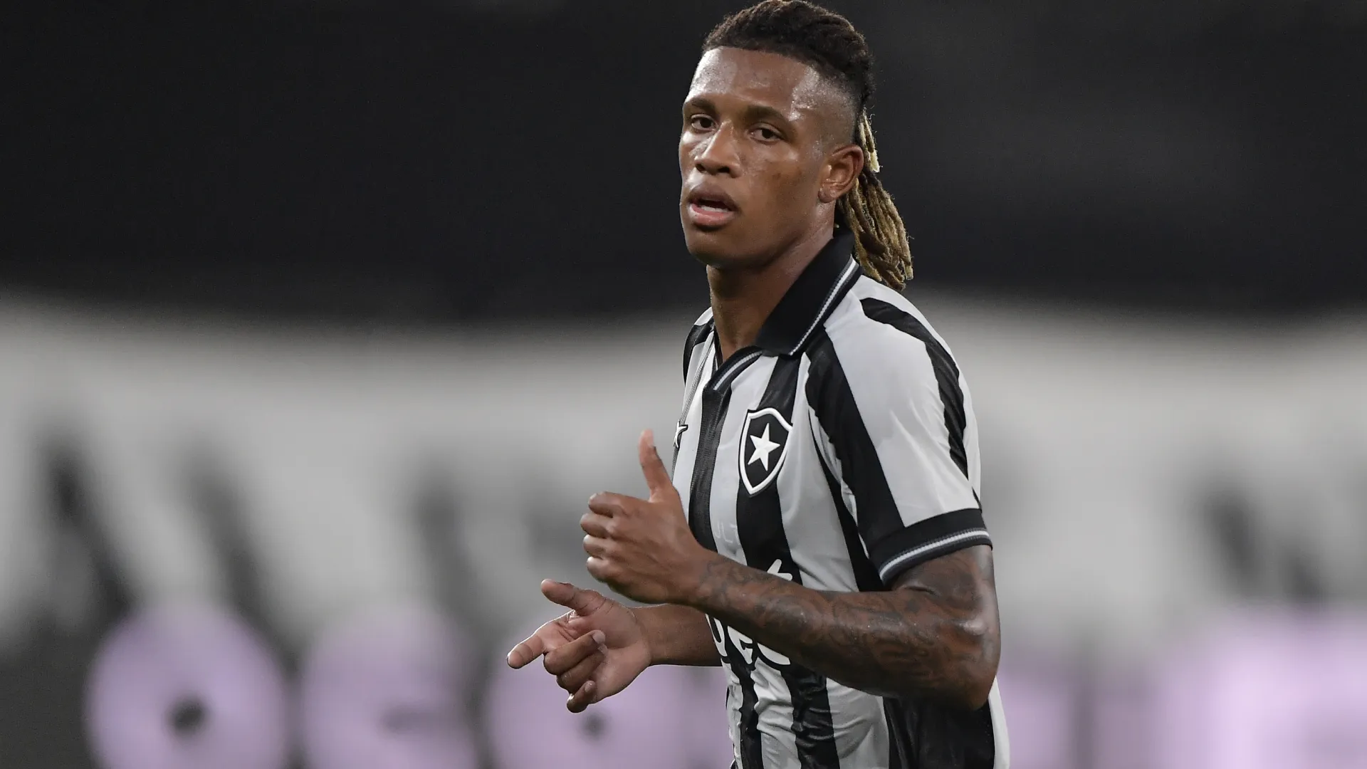 Danilo em ação pelo Botafogo em 2026 – Foto: Thiago Ribeiro/AGIF