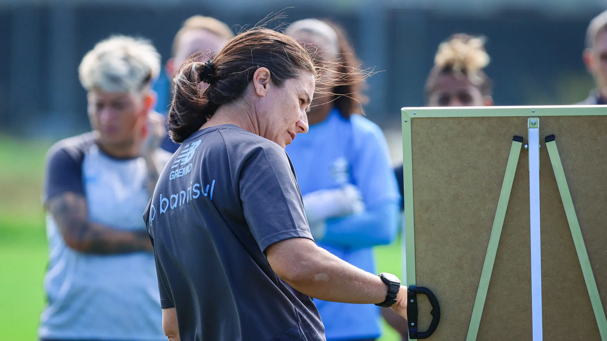 Treinadora Jéssica de Lima em treino do Grêmio