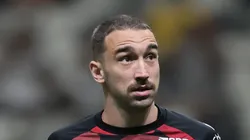 Léo Ortiz em campo com a camisa do Fla durante aquecimento.