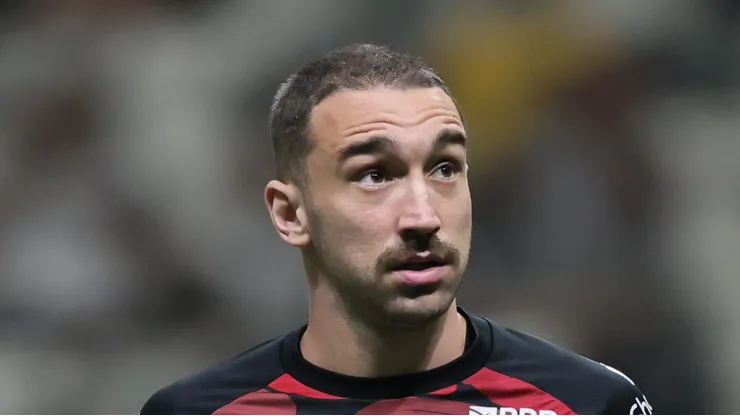 Léo Ortiz em campo com a camisa do Fla durante aquecimento.