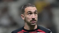 Léo Ortiz em campo com a camisa do Flamengo durante aquecimento.