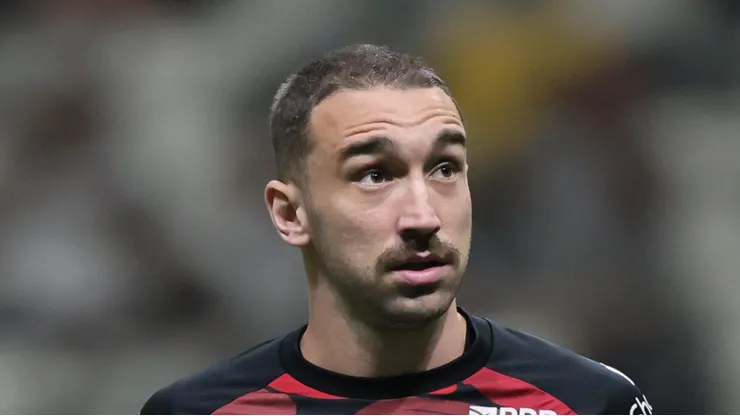 Léo Ortiz em campo com a camisa do Flamengo durante aquecimento.
