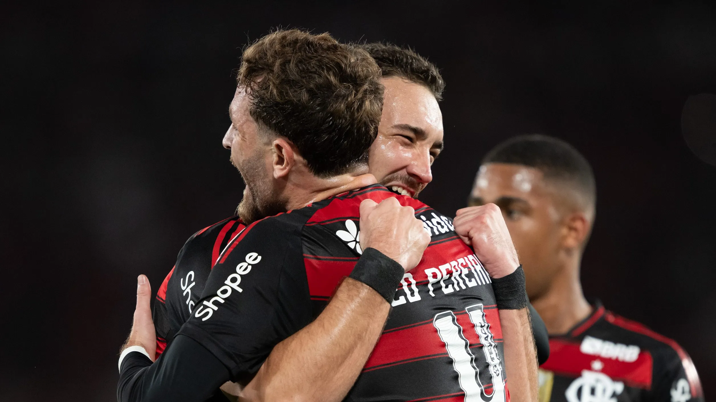 . Foto: Jorge Rodrigues/AGIF – Léo Pereira comemorando gol ao lado de Ortiz.