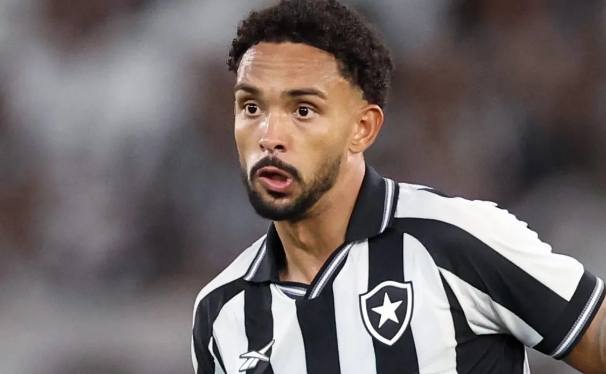 Vitinho celebra fase no Botafogo e mira Seleção após saída de Anselmi