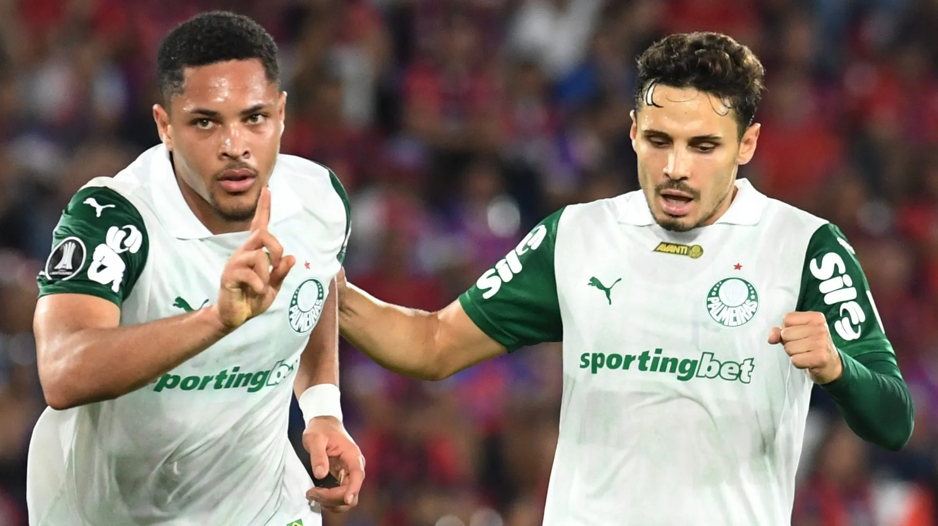 Vitor Roque e Raphael Veiga, do Palmeiras