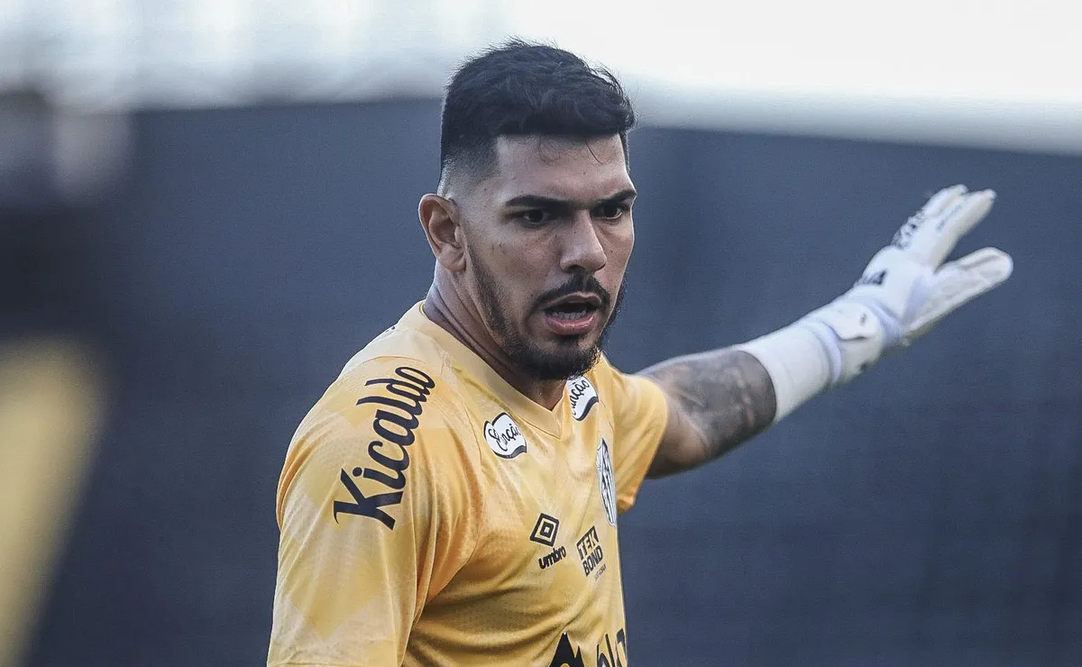 João Paulo ganha força para deixar o Santos e volta à mira do Corinthians