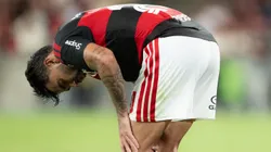 Lucas Paqueta jogador do Flamengo sente o joelho durante partida contra o Bahia no estadio Maracana pelo campeonato Brasileiro A 2026. Foto: Jorge Rodrigues/AGIF