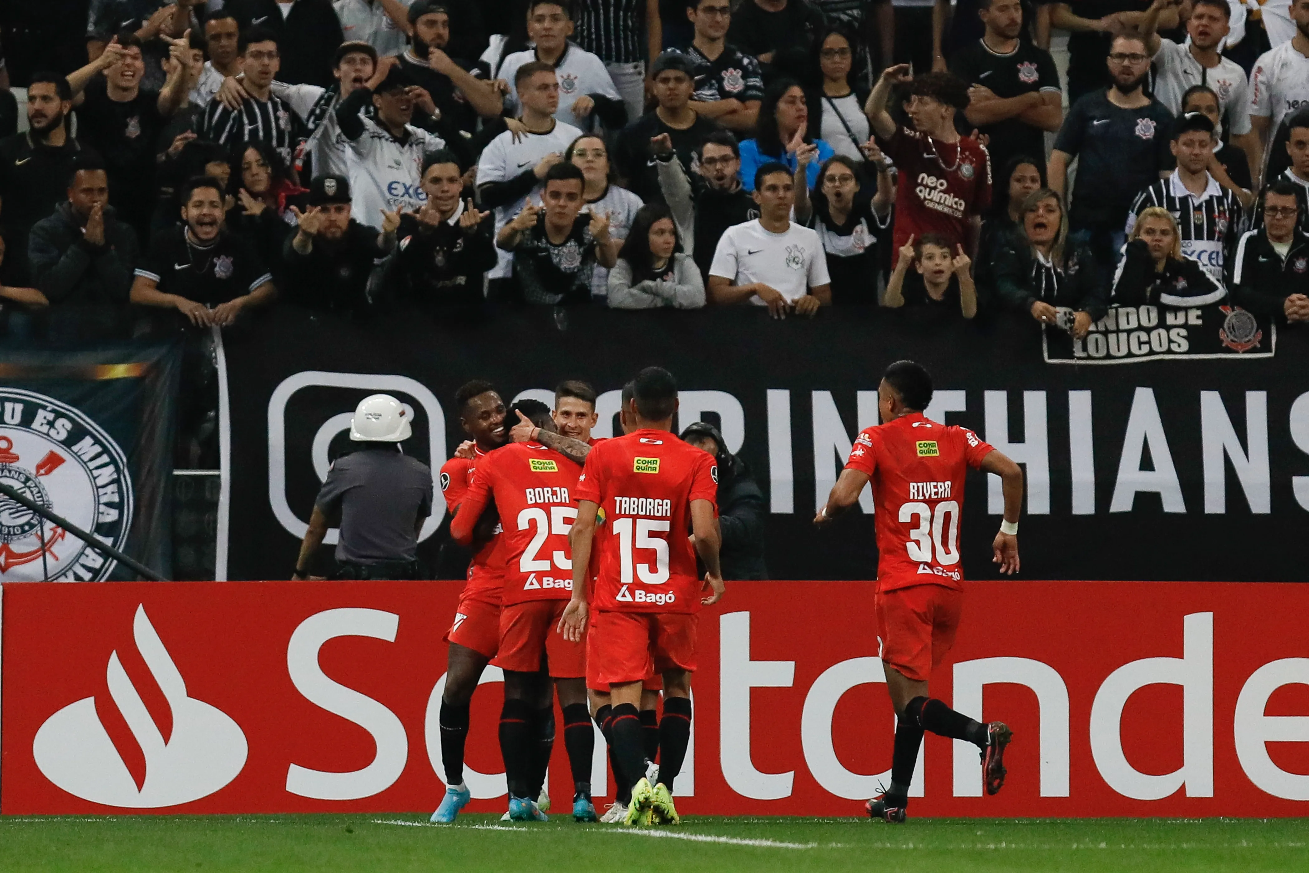 Jonathan Borja comemora com seus companheiros após marcar o gol da equipe durante a partida entre Corinthians e Always Ready. (Photo by Ricardo Moreira/Getty Images)