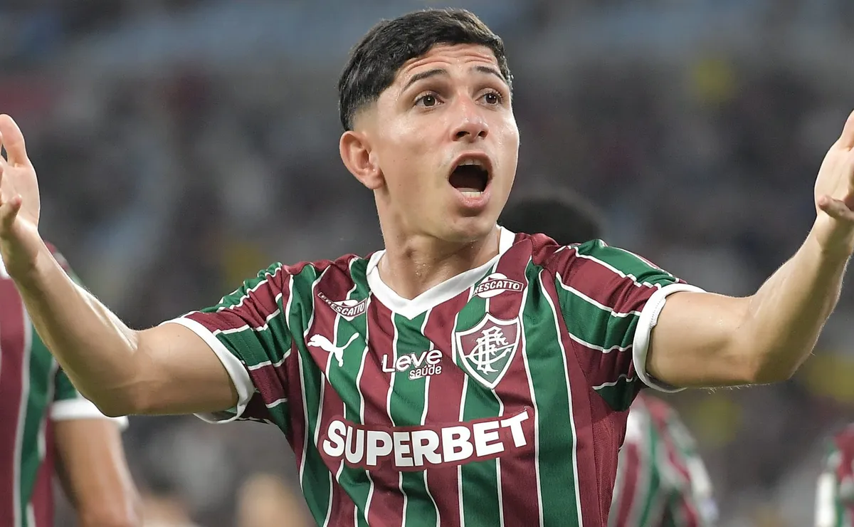 Savarino participou de gols em quatro jogos seguidos e lidera bom momento vivido pelo Fluminense