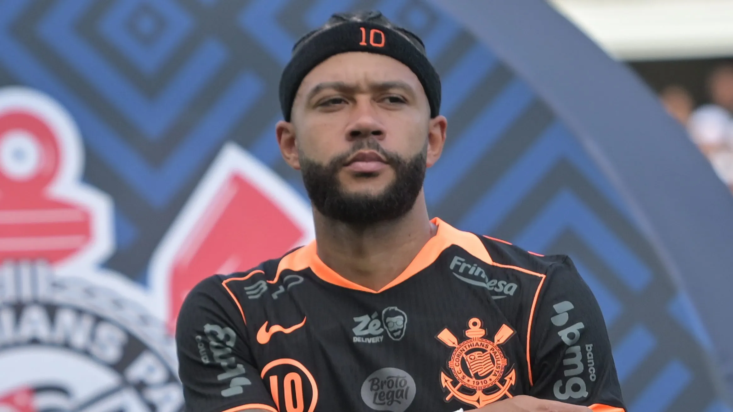 Memphis Depay jogador do Corinthians durante partida contra o Santos no estadio Vila Belmiro pelo campeonato Brasileiro A 2026. Foto: Jota Erre/AGIF