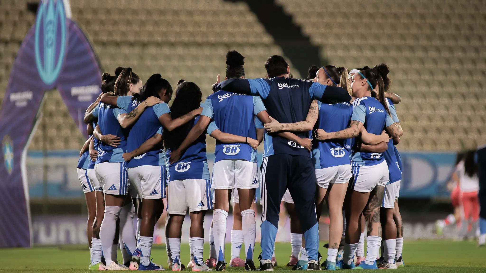 Time feminino do Cruzeiro em campo no jogo contra o Internacional
