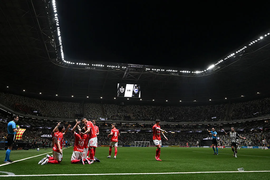 Jogadores do Cienciano comemoram após marcar o primeiro gol contra o Atlético Mineiro. (Photo by Pedro Vilela/Getty Images)